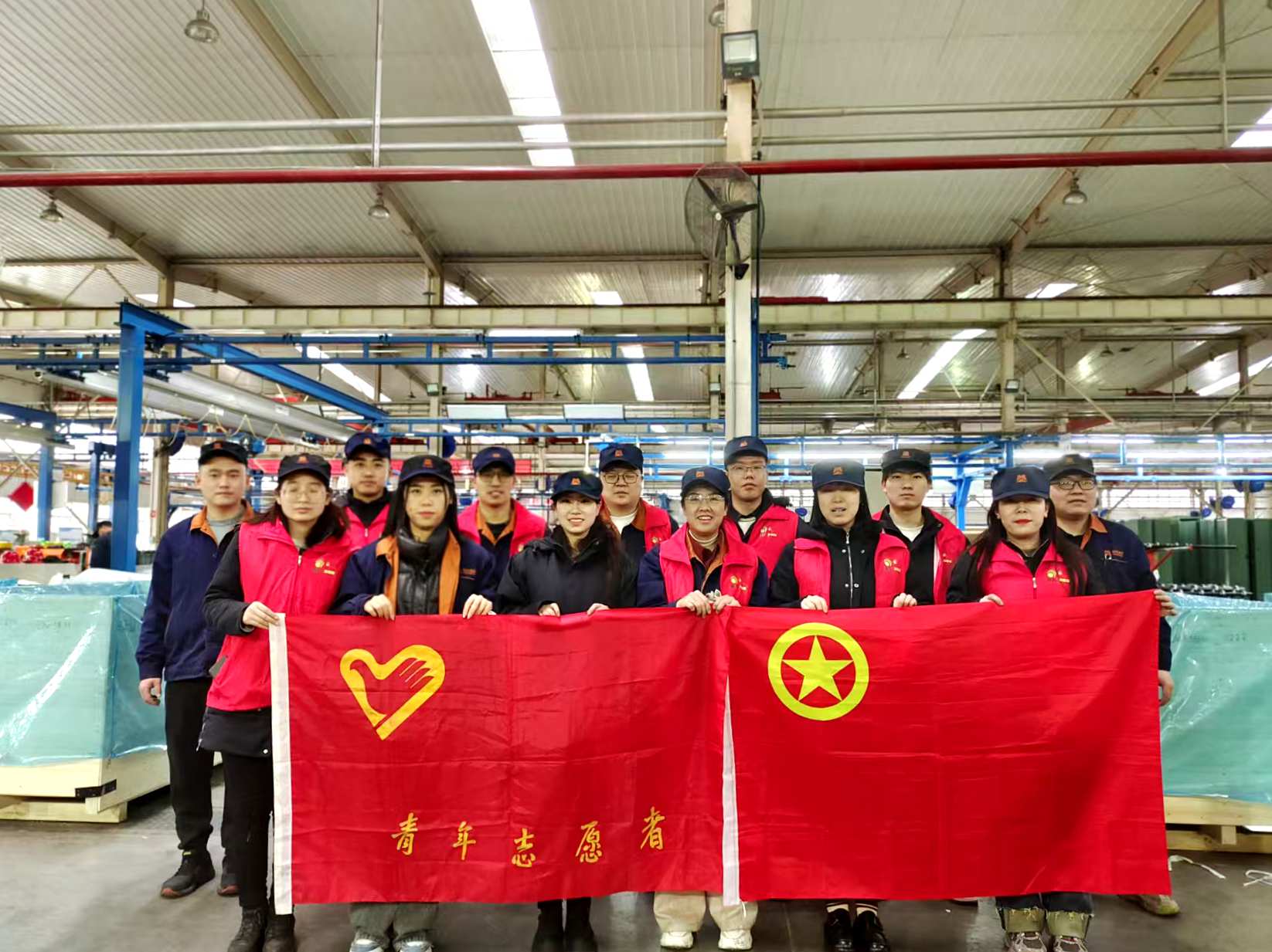 2  团员青年在活动地点之一棉机总装厂现场开展雷锋日活动1.jpg